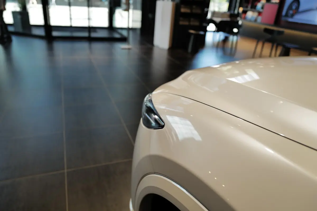 マツダCX-80のフロント（ホワイト）