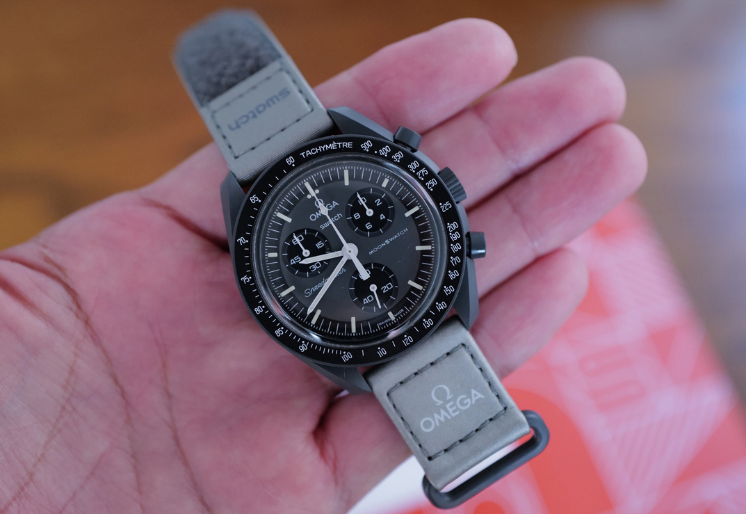 表面保護フィルムを貼ってますswatch OMEGA  コラボ時計　MERCURY