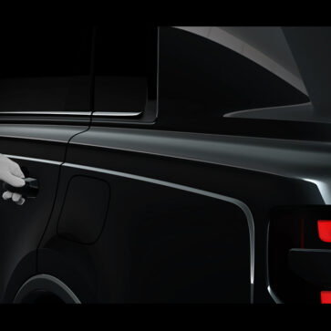 トヨタが「センチュリーSUV」と思われる新型車のティーザー動画を公開。「白手袋でドアを開ける姿」がいかにも高級車っぽくていい感じ