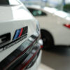 BMWは2025年のノイエクラッセから命名法則を変更するようだ。例えば3シリーズのガソリン車だと330、EVだとi330となり、両者とも「3シリーズ」と呼ばれるもよう
