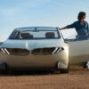 BMWが次世代市販EVを示唆する「ヴィジョン・ノイエクラッセ・コンセプト」発表。EV性能が飛躍的に向上し、そのデザインや思想もあらたな次元へ