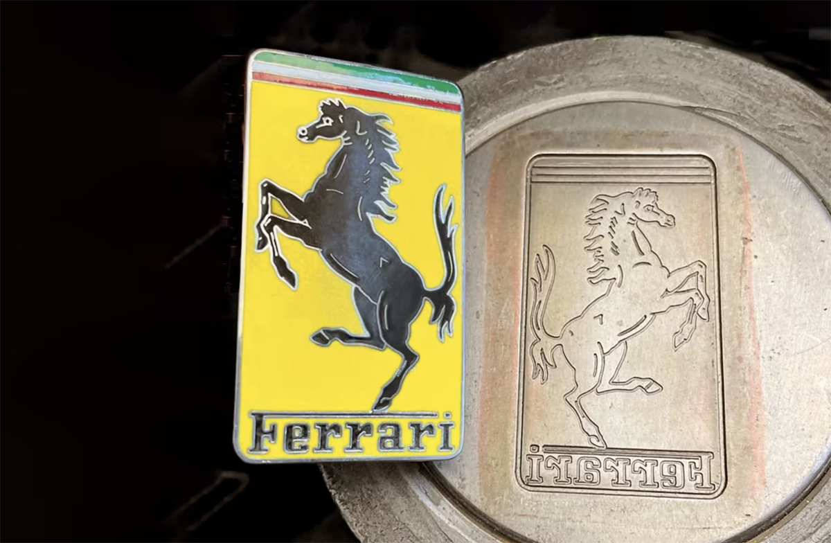 フェラーリが公式にそのエンブレム誕生を語る。エンツォとミラノの芸術家によって作られ、文字の上で「馬が跳ねているように」というのはエンツォの指示だった