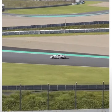 トヨタGR GT3あるいは新型レクサスRCが轟音とともにもてぎをテスト走行中。このV8サウンドはこの上なく素晴らしい【動画】