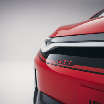 VWが電動化時代のGTIを示唆する「ID.GTIコンセプト」公開。歴代ゴルフGTIのサウンドや走行特性を再現し、メーターにも「歴代のメーター表示」が可能に