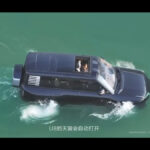 BYDの高級SUV「仰望U8」はタンクターンや水上航行も可能。最大3時間、時速3kmにて水上を進むことができ、タンクターンとともに機能をお披露目【動画】