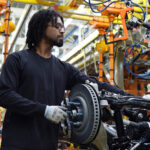 フォードの工場従業員は「新人でも4年目で年収1500万円」。なお日本の平均年収は441万円、トヨタだと課長職でようやく平1300万円に到達