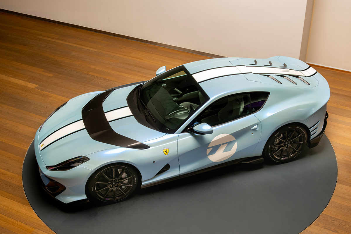 フェラーリ「テーラーメイド」最新作はライトブルーの812コンペティツォーネ。内外装にシルバー、カーボン、ホワイトを組み合わせたレーシーな仕様