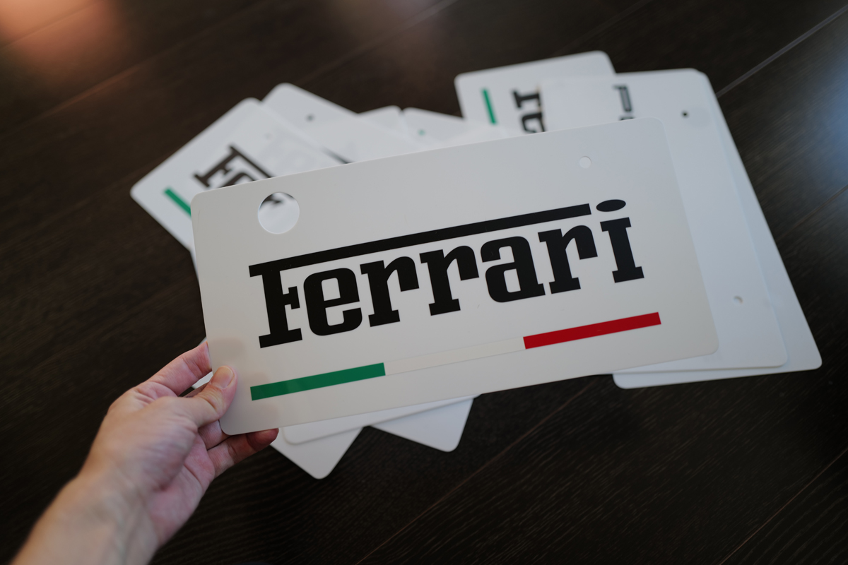 撮影イベントに備えてナンバープレートカバーを5台分作成。「Ferrari」「PORSCHE」バージョンを用意していざプロフェッショナルによる車両の撮影に