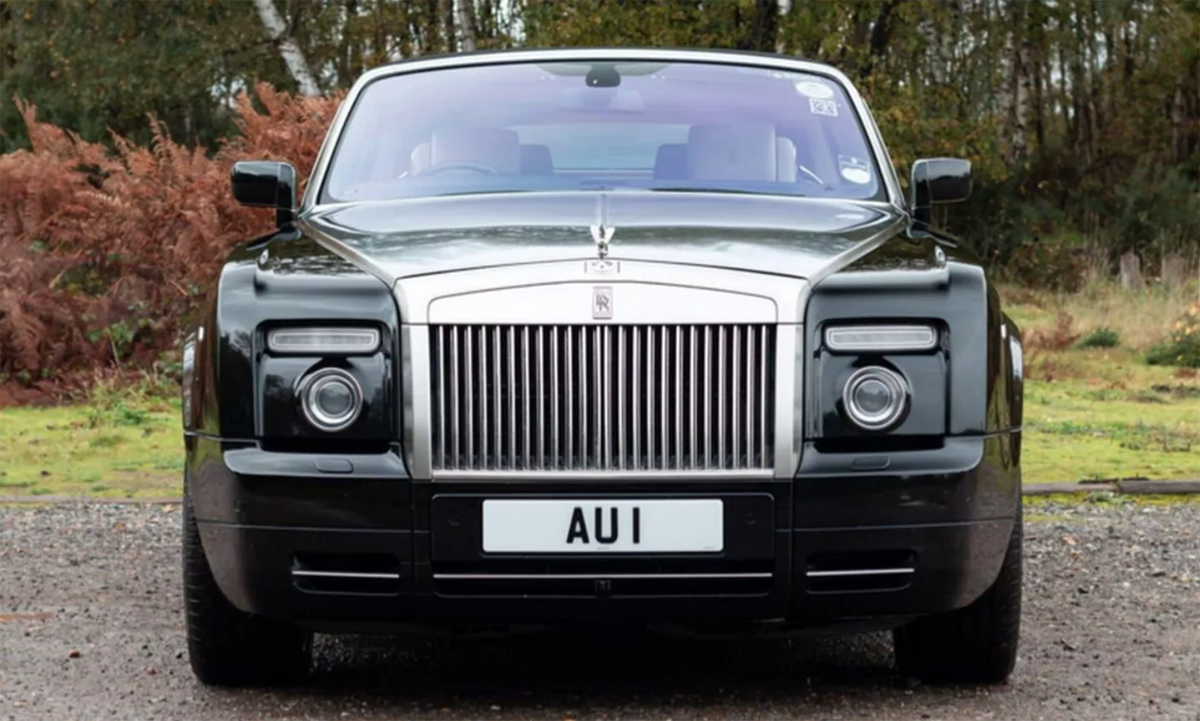 007「ゴールドフィンガー」にてヴィランがロールス・ロイスにつけていたナンバープレート「AU1」が売りに出される。その価格5600万円