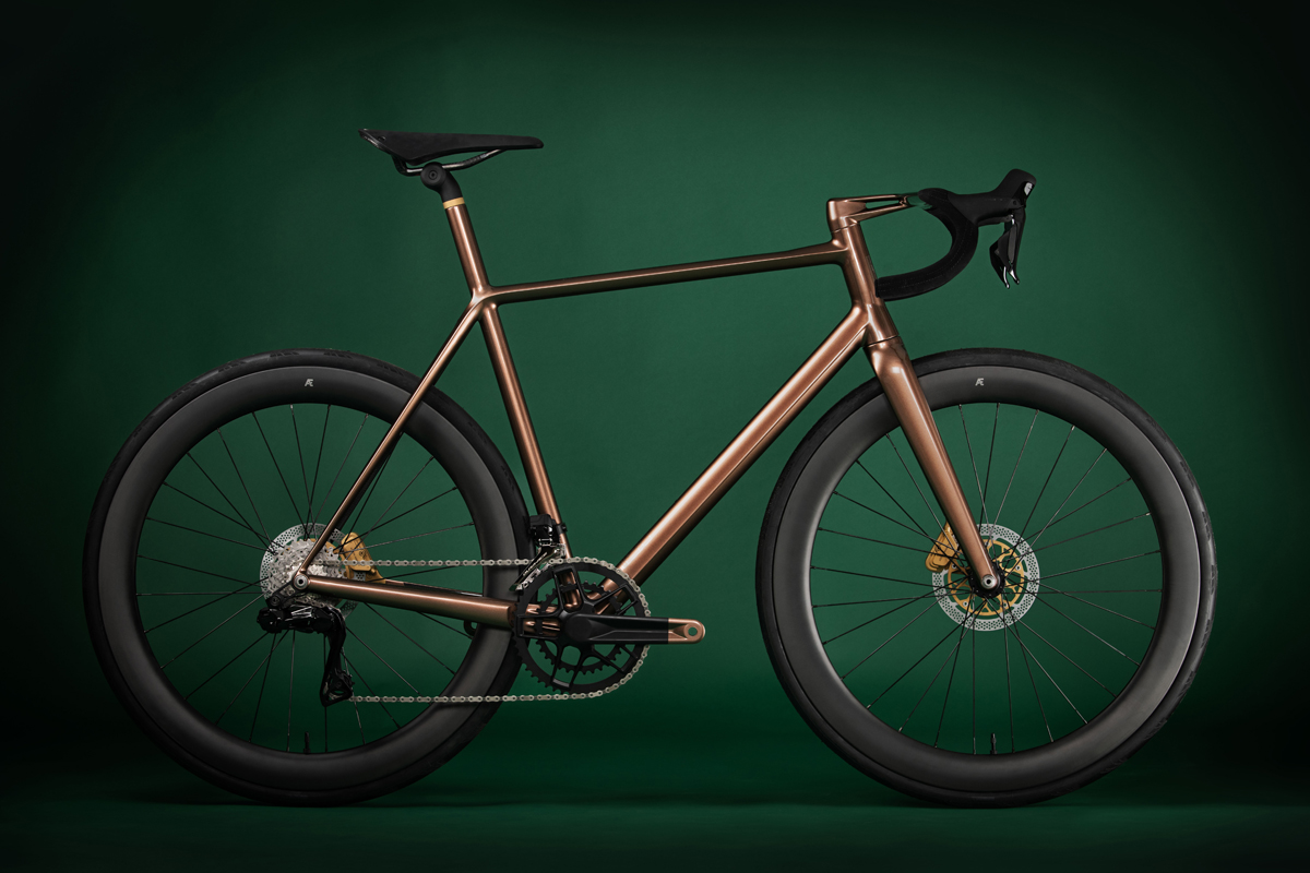 アストンマーティンが高級自転車ビルダーとのコラボにてロードバイク「1R」を発売。素材はチタン、「これは2輪のハイパーカーと考えることができる」