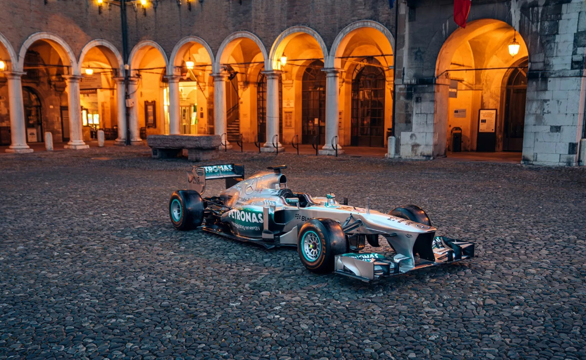 ルイス・ハミルトンがドライブしたメルセデスAMG ペトロナスF1 W04が予想を遥かに上回る約29億円で落札され「フェラーリを超えて近代F1でもっとも価値のあるマシン」に