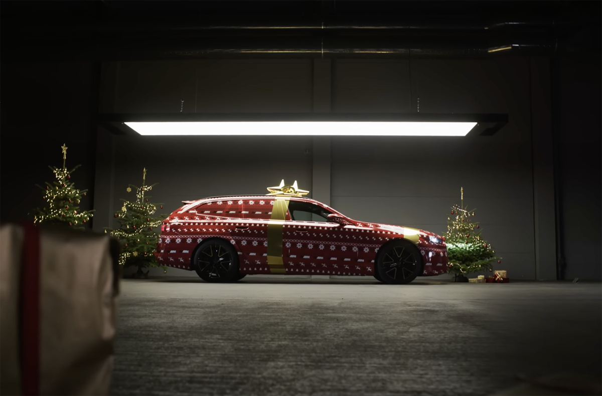 BMWがクリスマス向けラッピングを施した新型M5ツーリングを公開。公式に「ハイブリッド」パワートレーンを搭載することも確認される【動画】