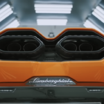 ランボルギーニのスーパーカーはこうやって作られる。そのデザインからレザーのカット、ハイブリッドシステムの装着から完成まで【動画】