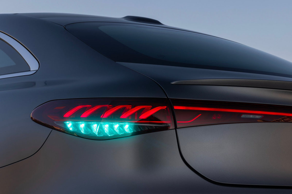 メルセデス・ベンツが自動運転車両に「ターコイズ」のライトを装備する許可を自動車業界としてはじめて取得。自動運転車両の「目印」として業界標準としたい意向