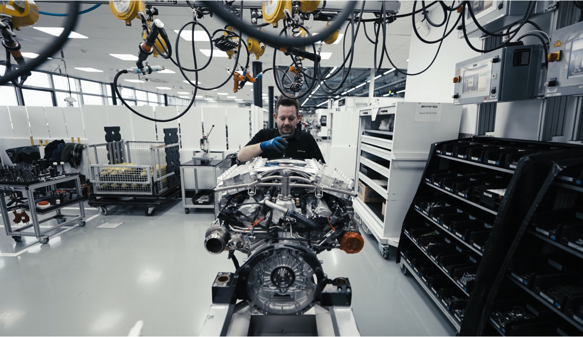 パガーニのV12エンジンを手組みする過程を動画にて。製造を担当するのはメルセデスAMG、そしてこのエンジンの組み立てを許されているのはわずか2名