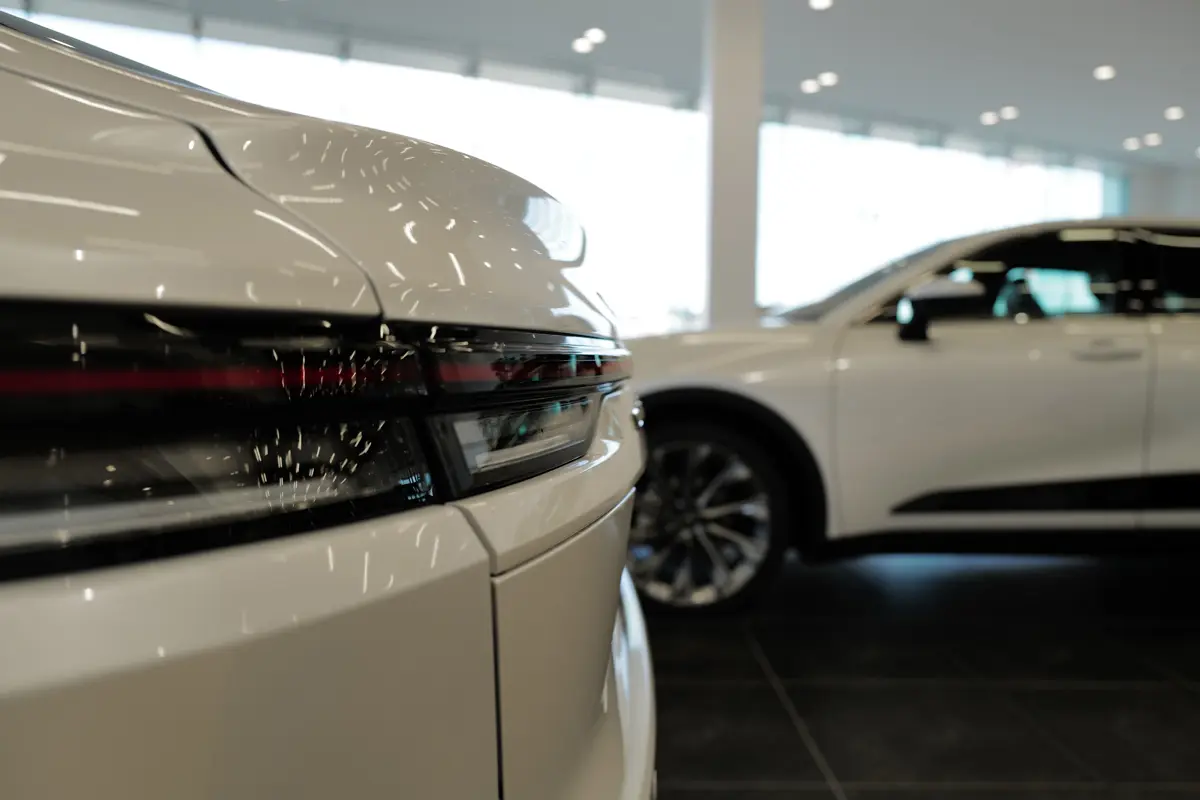 ホワイトのトヨタ・クラウン