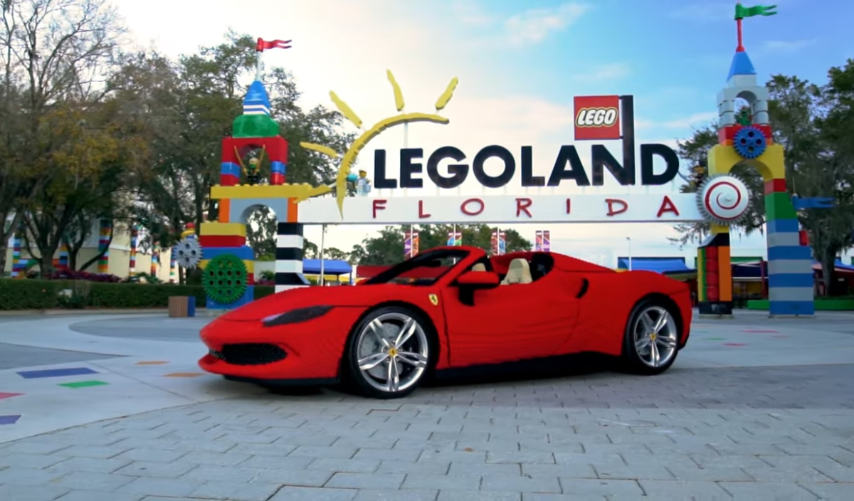 レゴによるフェラーリ296GTS「実物大」がレゴランドに登場。製作にかかったのは1,850時間、車体重量は約2トン【動画】
