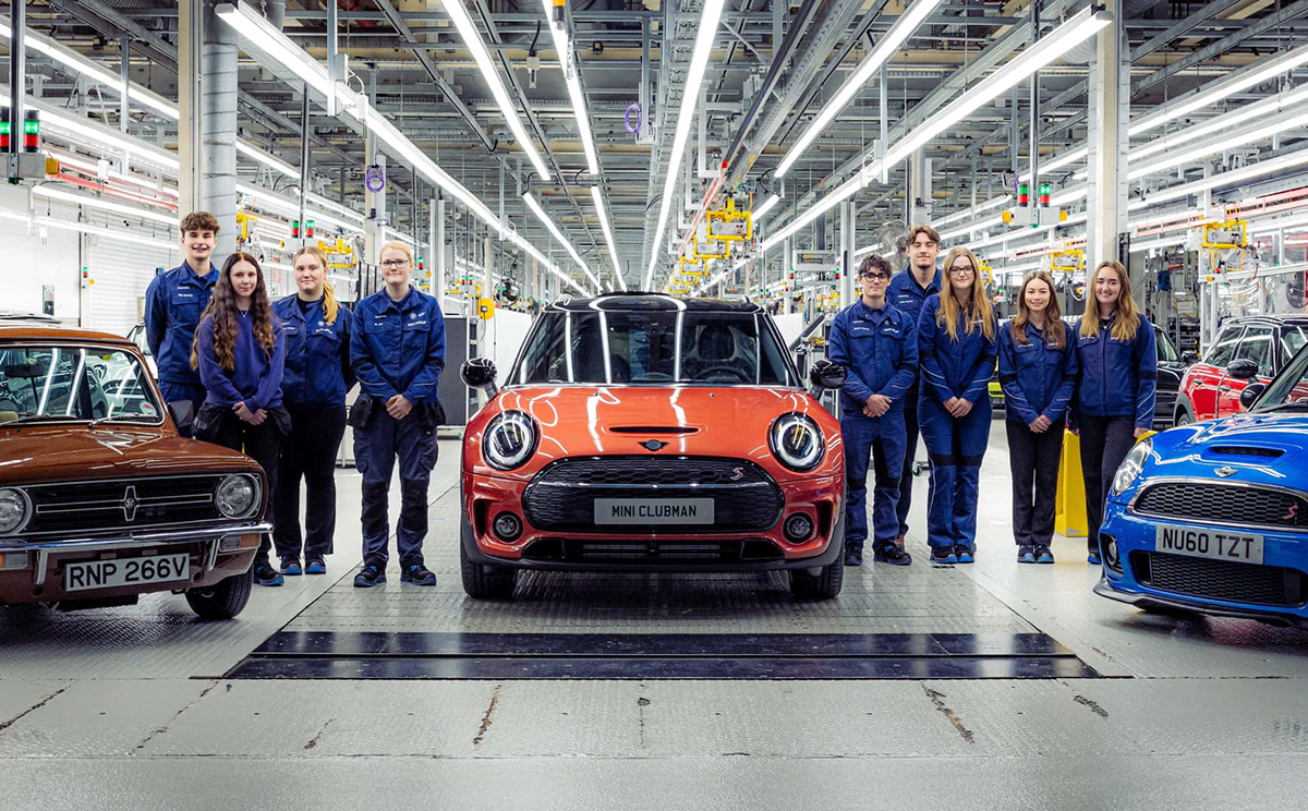 さよならミニ クラブマン・・・。オックスフォード工場で最後の一台が完成し送り出され、2007年から110万台が製造された二世代にわたる歴史に幕を閉じる