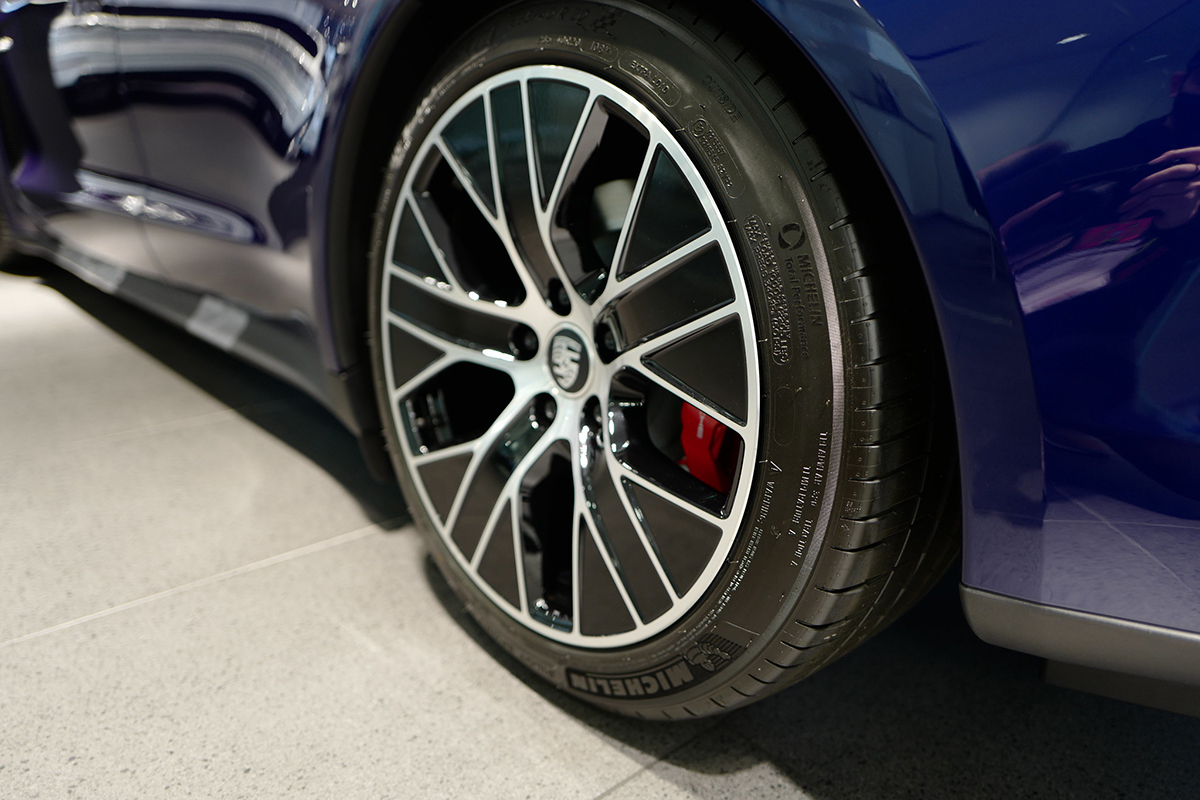 「摩耗スピードはガソリン車の倍」。タイヤメーカー各社ともEV専用の「減りにくい」タイヤを開発しているが、ガソリン車用タイヤと比較してどう違うのか
