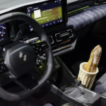 新型サンク、ルノー 5 E-Tech エレクトリックには「フランスパン（バゲット）ホルダー」が用意されていた。なお、この機能を持つのは自動車業界初