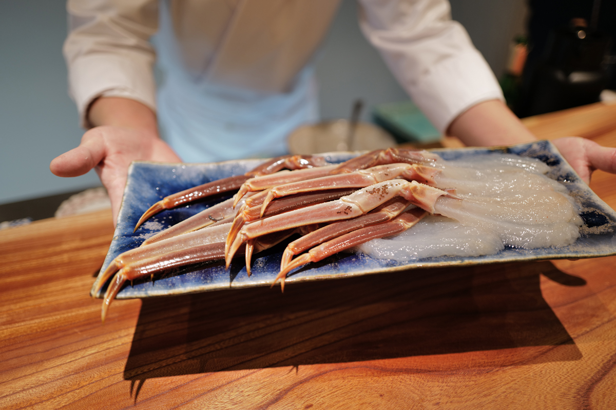 京都・祇園の完全紹介制、まさに隠れ家的日本料理店「丹虎」へ。この季節ならではの松葉蟹づくしを体験してきた【動画】
