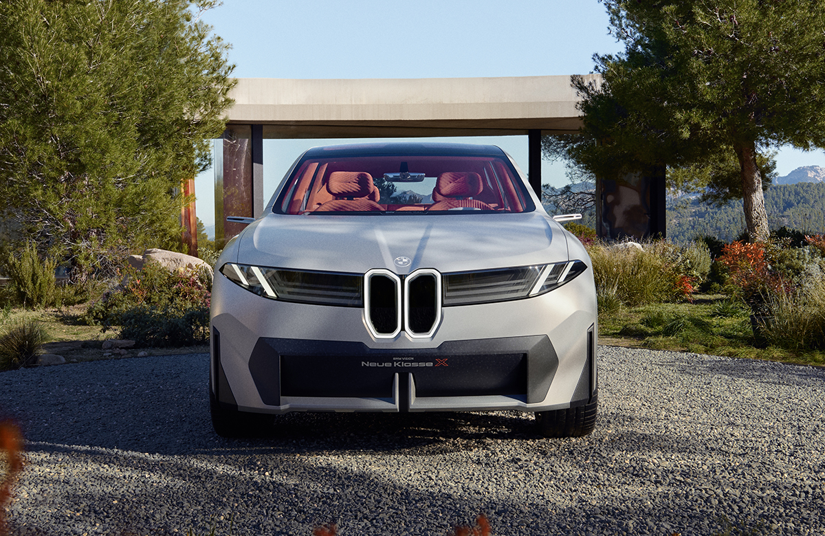 BMWが2025年に生産を開始する「ビジョン ノイエ クラッセ X」を正式発表。現段階ではコンセプトにとどまるも、これに近い内外装で発売されれば大きな話題となりそうだ