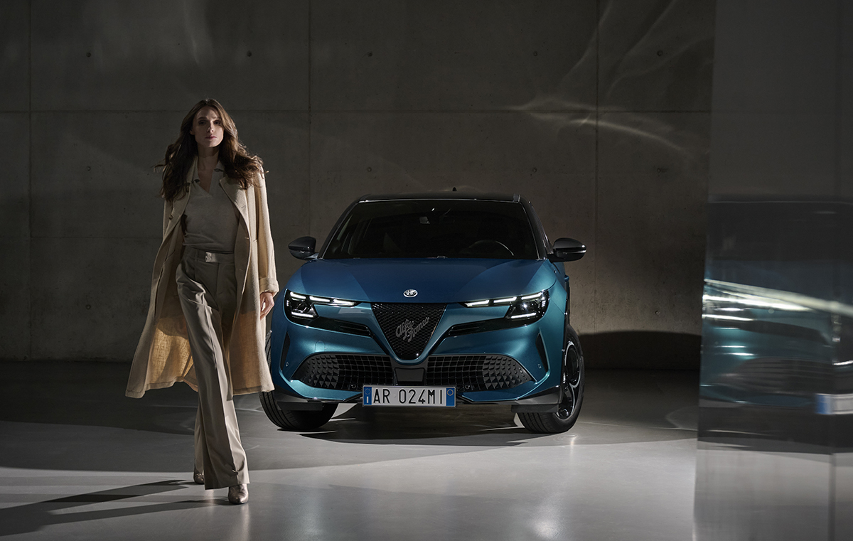 発表からわずか5日、アルファロメオの新型SUVの名称が「ミラノ」から「ジュニア」へと変更。「無償の宣伝をしてくれたイタリア政府には感謝します」と皮肉も