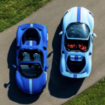フェラーリが「ブルー」の296GTSを2台一気に公開。ボディカラーはアッズーロ・ラ・プラタとアッズーロ・ディーノ、自社のヘリテージへのオマージュ