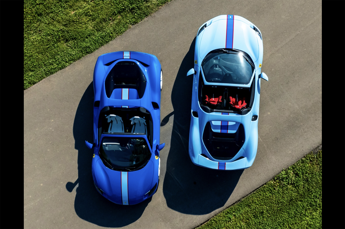 フェラーリが「ブルー」の296GTSを2台一気に公開。ボディカラーはアッズーロ・ラ・プラタとアッズーロ・ディーノ、自社のヘリテージへのオマージュ