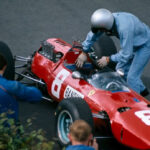 「レッド」の前には「ブルー」だった。フェラーリは1960-1970年代にレーシングドライバーのスーツ、スタッフのユニフォームにブルーを使用していた