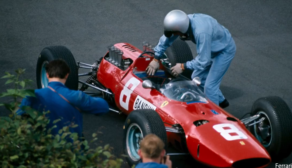 「レッド」の前には「ブルー」だった。フェラーリは1960-1970年代にレーシングドライバーのスーツ、スタッフのユニフォームにブルーを使用していた
