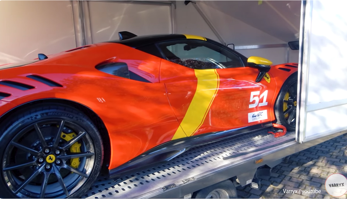 フェラーリの上位顧客へとSF90 XX ストラダーレが納車。ボディカラーはル・マンの覇者499Pと同じカラーリング、これを再現するのに要したコストは3000万円【動画】
