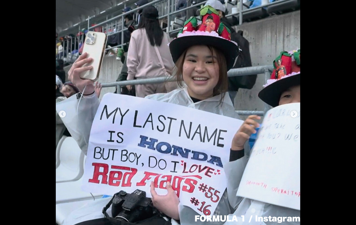 F1公式「日本のファンは別の次元にいる・・・」今回は「自分の苗字はホンダですが、フェラーリファン」とメッセージを掲げる観客が話題に