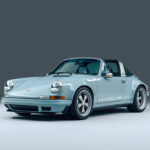 英国のレストモッダーによる「964ベースの初代911風タルガ」。こう見えてモノコックにはカーボンによる補強、そしてボディパネルも全てカーボン、価格は1億円以上