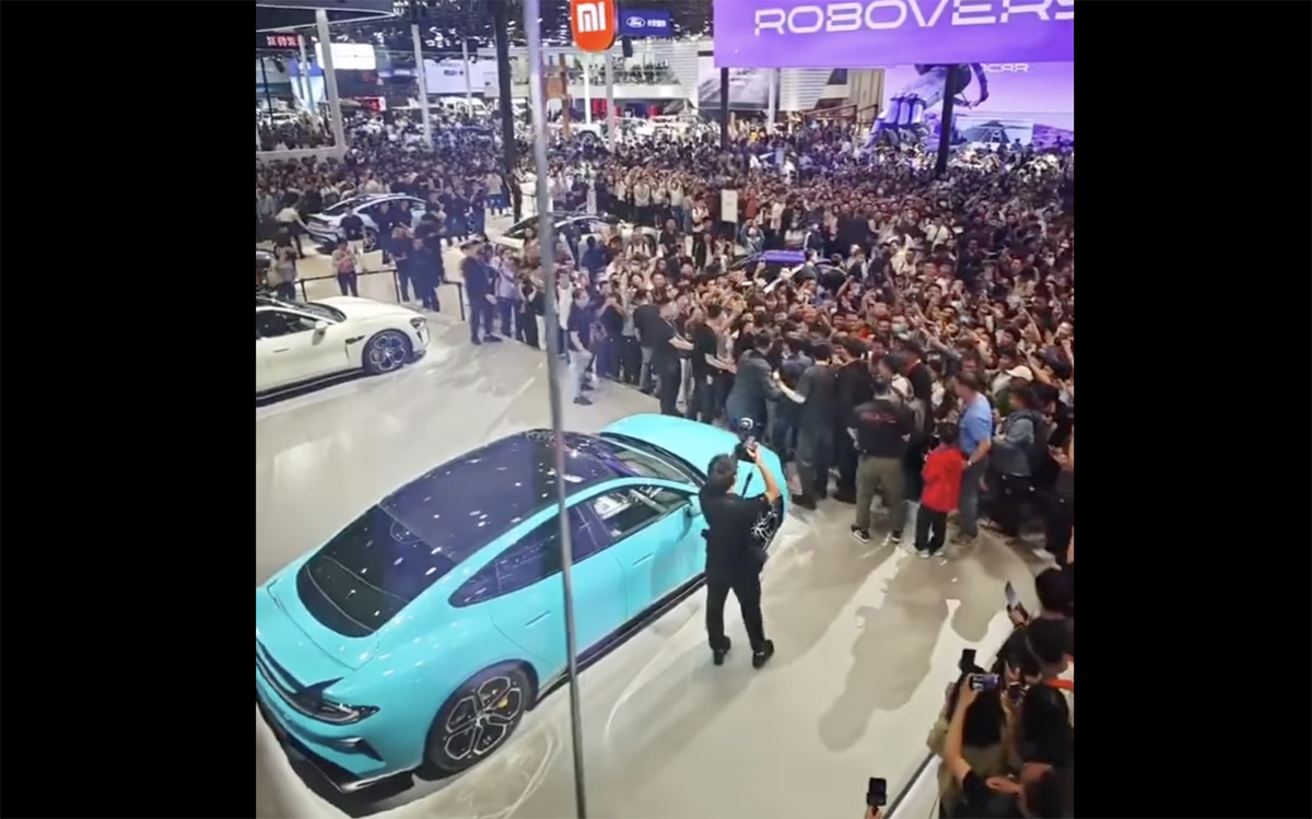 日米欧の自動車メーカーの終焉か。中国モーターショーでは「日米欧の自動車メーカーの技術者が跪いて中国車をチェック」「シャオミのブースに入るのに数時間待ち」