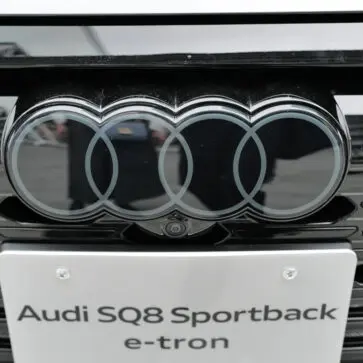 アウディのEV、e-tronのフロントエンブレム