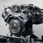 ベントレーがW12エンジンよりも強力な「V8ウルトラパフォーマンスハイブリッド」を公開。おそらくはランボルギーニ・ウルスSEと共通、800馬力近くを発生か
