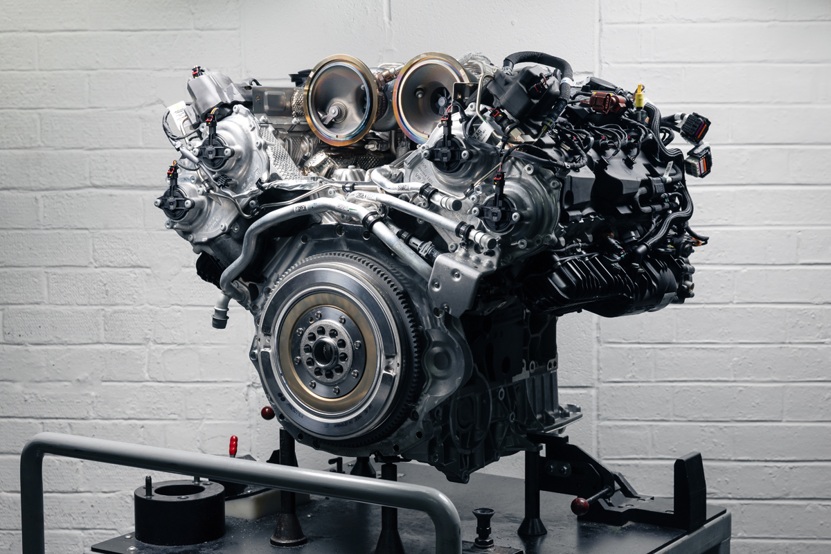 ベントレーがW12エンジンよりも強力な「V8ウルトラパフォーマンスハイブリッド」を公開。おそらくはランボルギーニ・ウルスSEと共通、800馬力近くを発生か