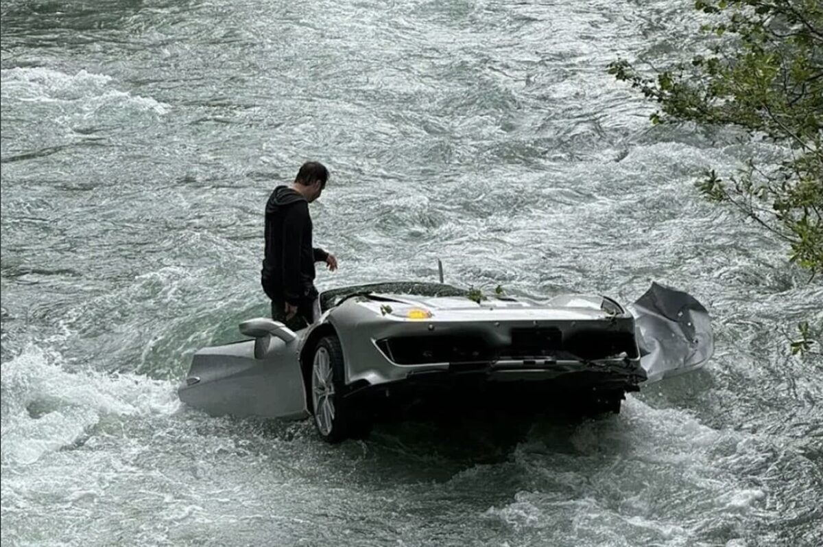 フェラーリ488ピスタが「事故多発区域」にて川に転落するという事案が発生。ドライバーは半分沈んだクルマとともに救助まで40分も待つことに