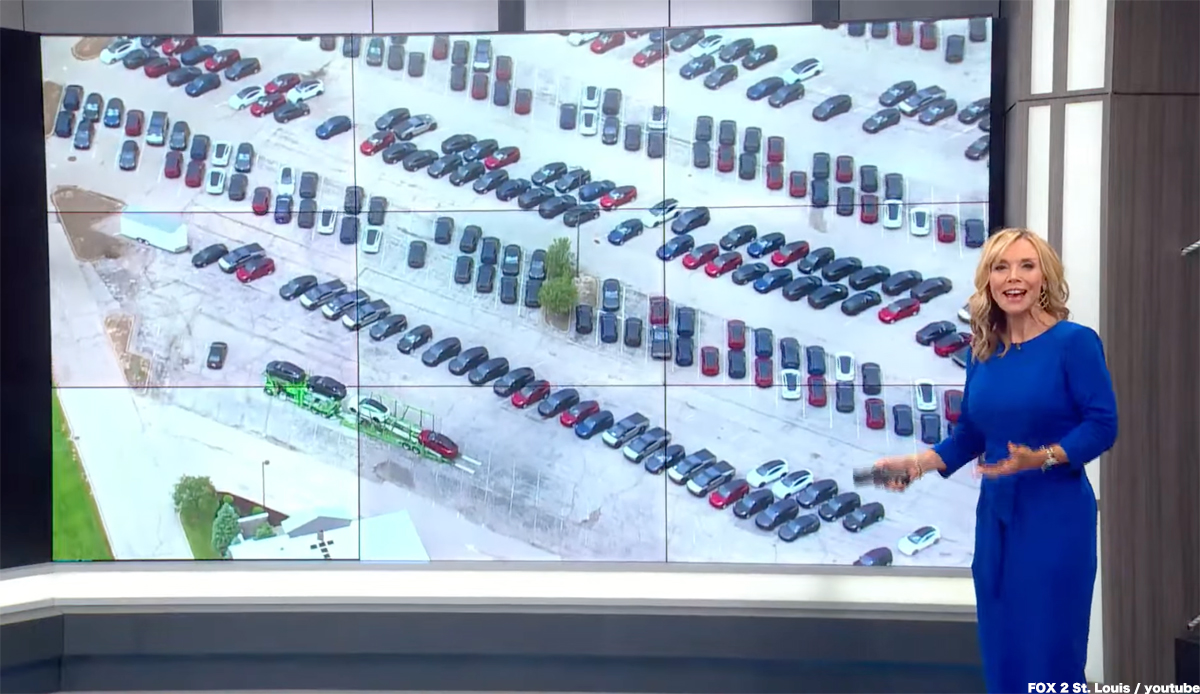 まるで「テスラの墓場」？閉鎖された米ショッピングモールに大量のテスラ（新車）が駐車される様子が報じられる。生産がついに需要を上回り始めた予兆か【動画】