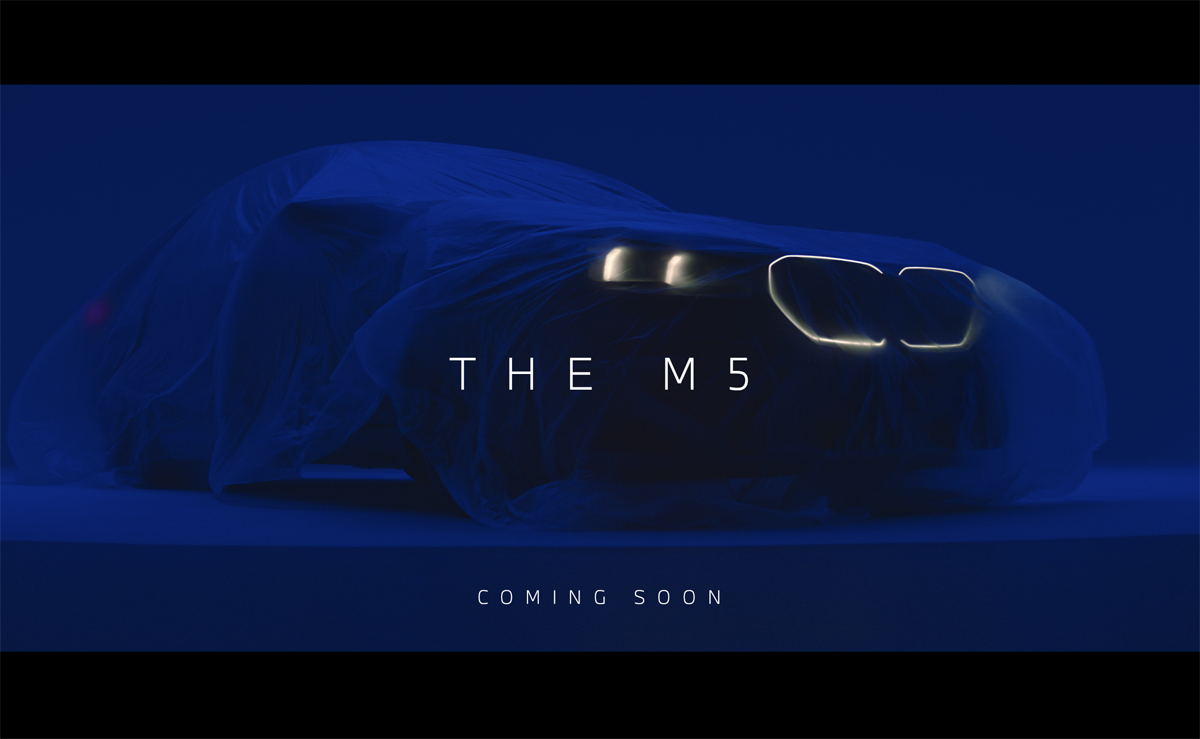 BMWが新型M5の最新ティーザー画像を公開。発光式キドニーグリルに新しいDRLシグニチャを備え、「30年にわたるハイパフォーマンスセダンの歴史を再定義」