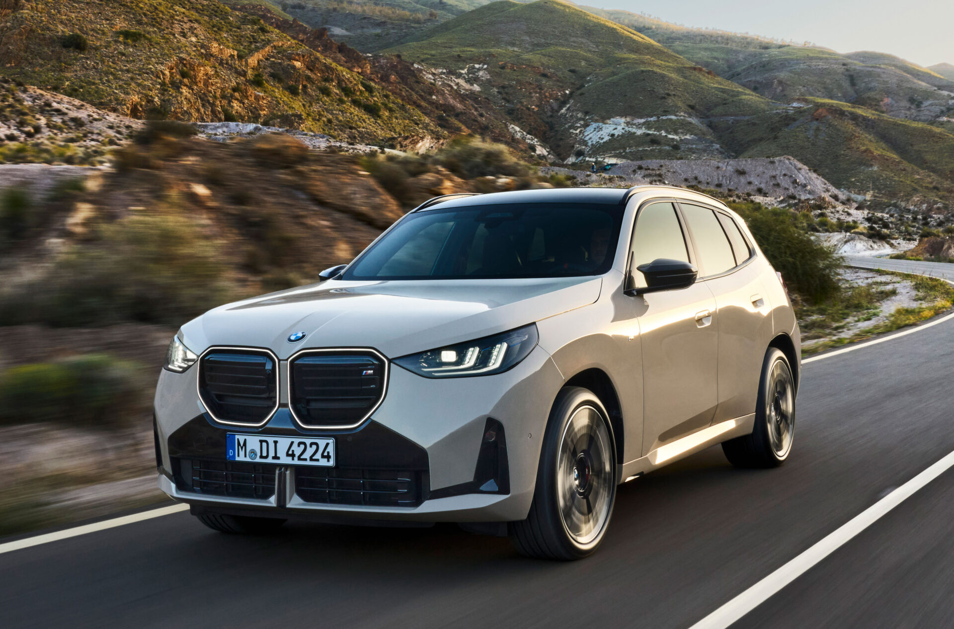BMWが新型X3を発表。その路線は大きく変わって「クリーンな未来志向」へ、将来のBMWを示唆する要素が内外装に多数盛り込まれる