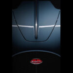 ブガッティがシロン後継ハイパーカーの公式ティーザー動画を公開。「速さ」とは無関係な装飾が用いられており優雅さ重視の余裕も。なお発表は6月20日