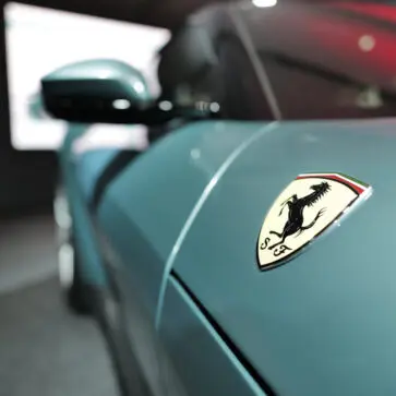 フェラーリ12チリンドリのフロントフェンダー（エンブレム）