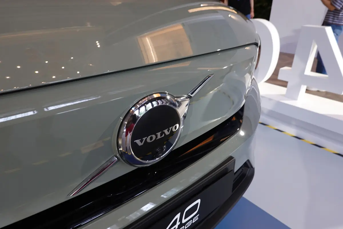 ボルボ EX40のフロントとエンブレム