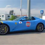 フェラーリのツーリングイベント「カヴァルケード」がイタリアにて開催。デイトナSP3やラフェラーリ、812コンペティツォーネなどの限定モデル、レアカラーのフェラーリが走る【動画】