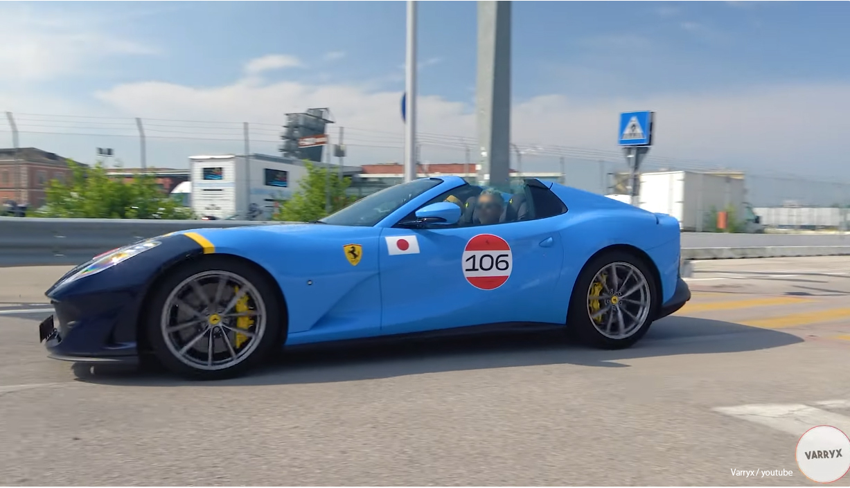 フェラーリのツーリングイベント「カヴァルケード」がイタリアにて開催。デイトナSP3やラフェラーリ、812コンペティツォーネなどの限定モデル、レアカラーのフェラーリが走る【動画】