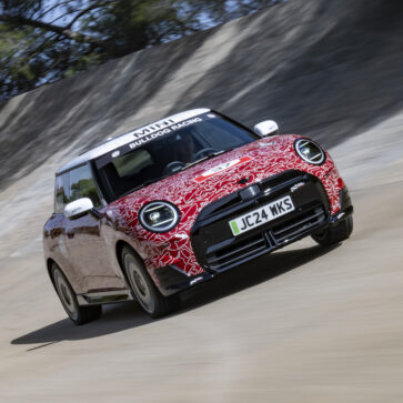ミニ「JCW」が秋の本番デビューに先駆けグッドウッドに登場予定。ちょっとややこしいがミニクーパーS EのJCW版ではなく根っからのジョンクーパーワークス