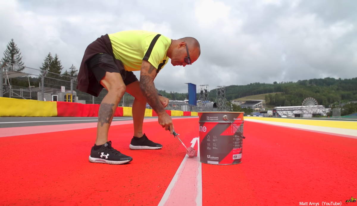 今まで全然気にしてなくてゴメン。F1が開催されるサーキットのラインを引くのは根気と忍耐が要求されるハードワーク、こうやって路上にペイントされる【動画】