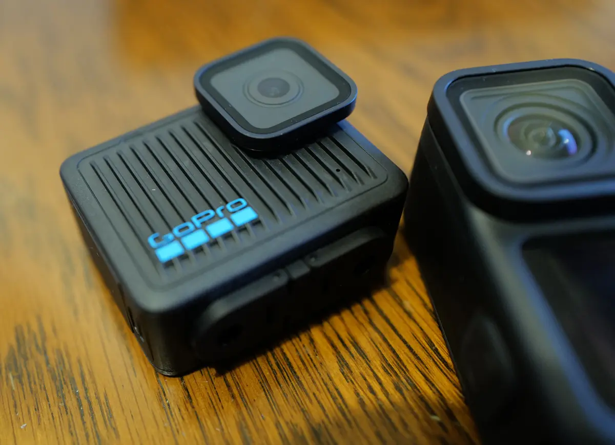 GoPro HEROが届き「期待通りのコンパクトさ」に歓喜するも設定画面にてフリーズし、電源のオンオフでも改善せず、まったく使用できない状態に